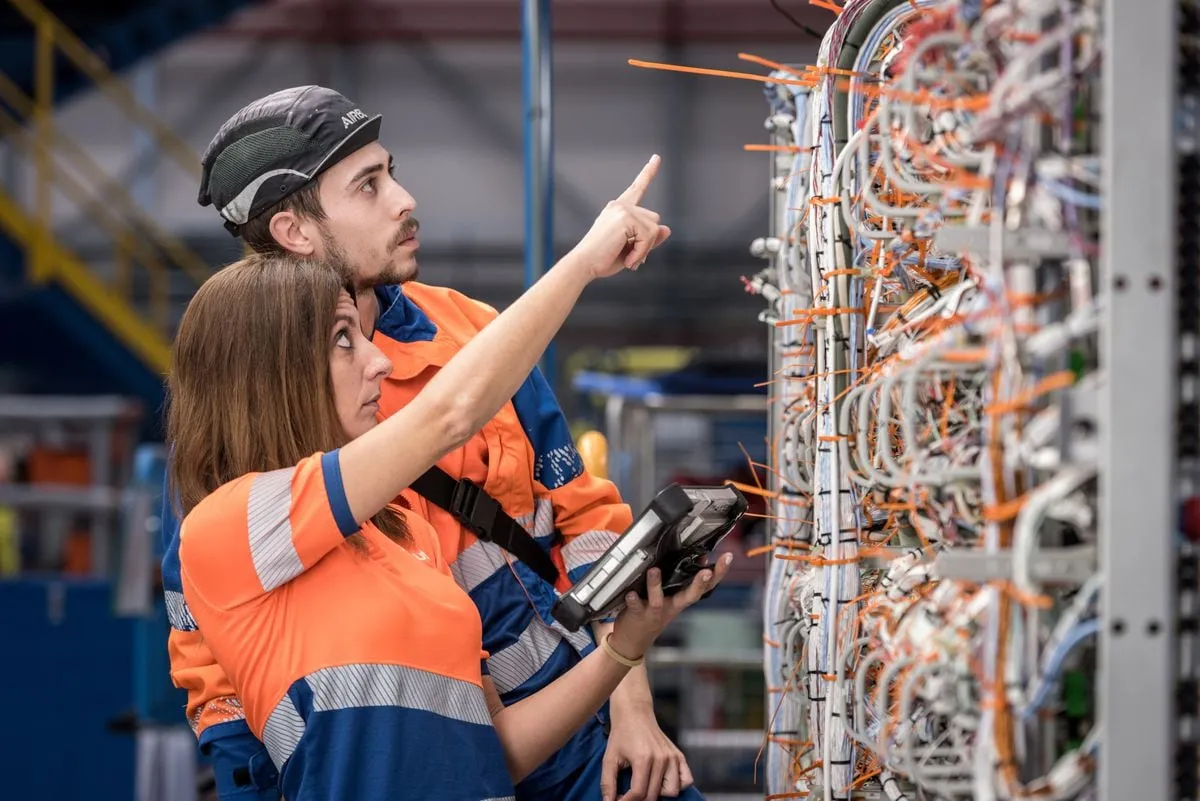 Dos trabajadores de la planta de Airbus en Getafe (Madrid). La compañía utiliza en sus talleres de formación las técnicas de la comunicación no violenta.